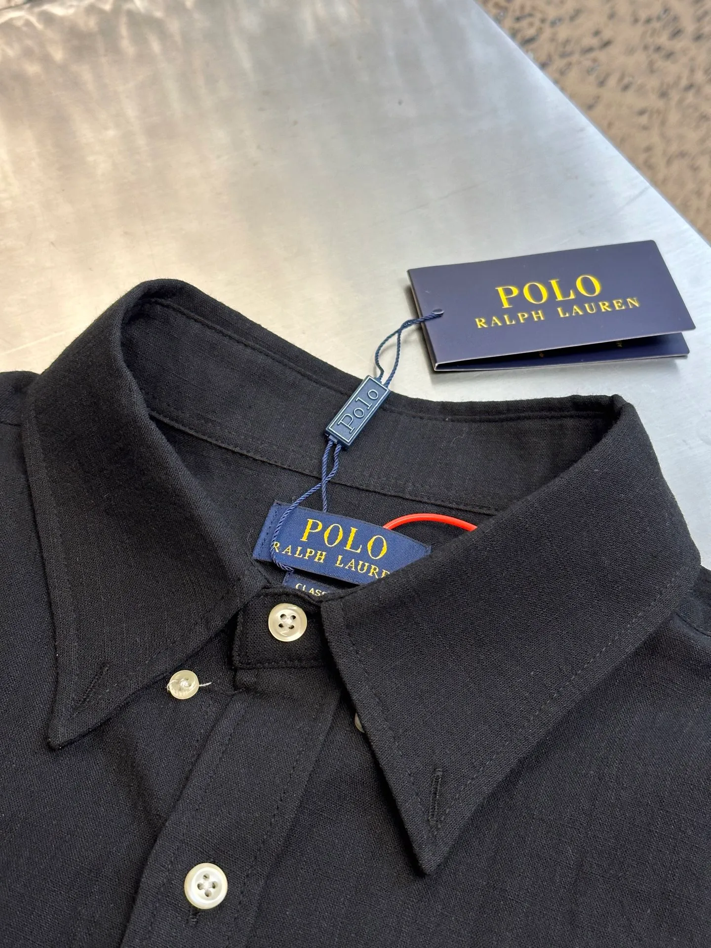 🅿️440 Ralph Lauren embroidered linen shirt is made of high-quality linen material and is elegantly presented in a deep ink color. It is embellished with a delicate red pony mark. The outer I-shaped pleated split back yoke is cleverly designed, adding a sense of agility and sophistication. Adopting side-turning and embedded clamping stitching technology, it is smooth and tidy.  size：s m l xl